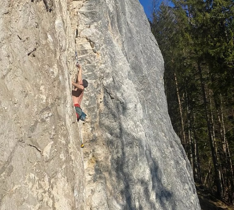 Daniel Durkovic klettert an einem Naturfelsen